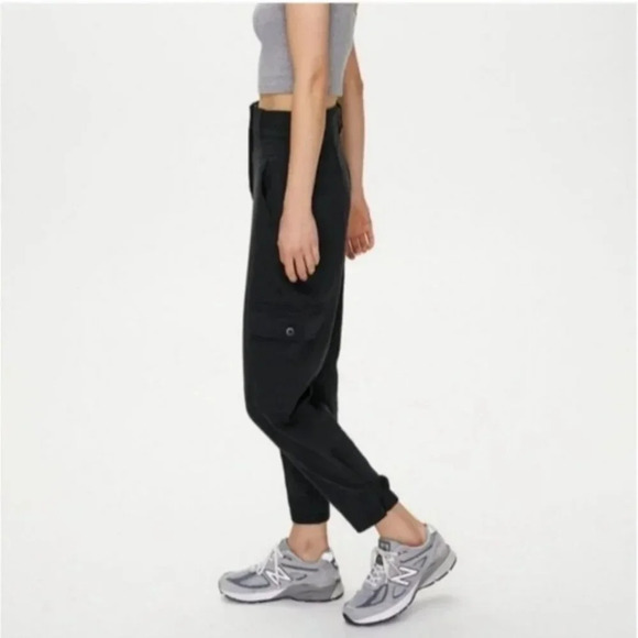 WILFRED Modern Cargo Pant Black 0 Aritzia - Picture 2 of 12